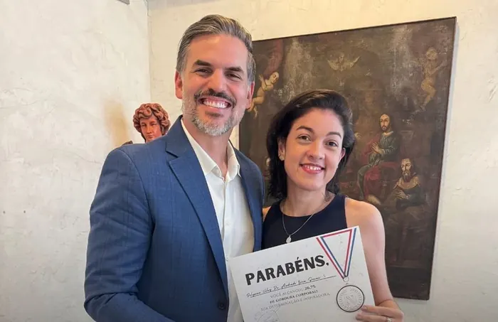 Paciente recebe medalha de prata do Instituto Nogueira ao lado do Dr. Guilhermino